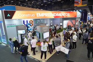 estande da altoqi na feicon 2024 com pessoas, televisões mostrando soluções, logo dos produtos eberick, visus e builder, estúdio bilds conecta ao fundo